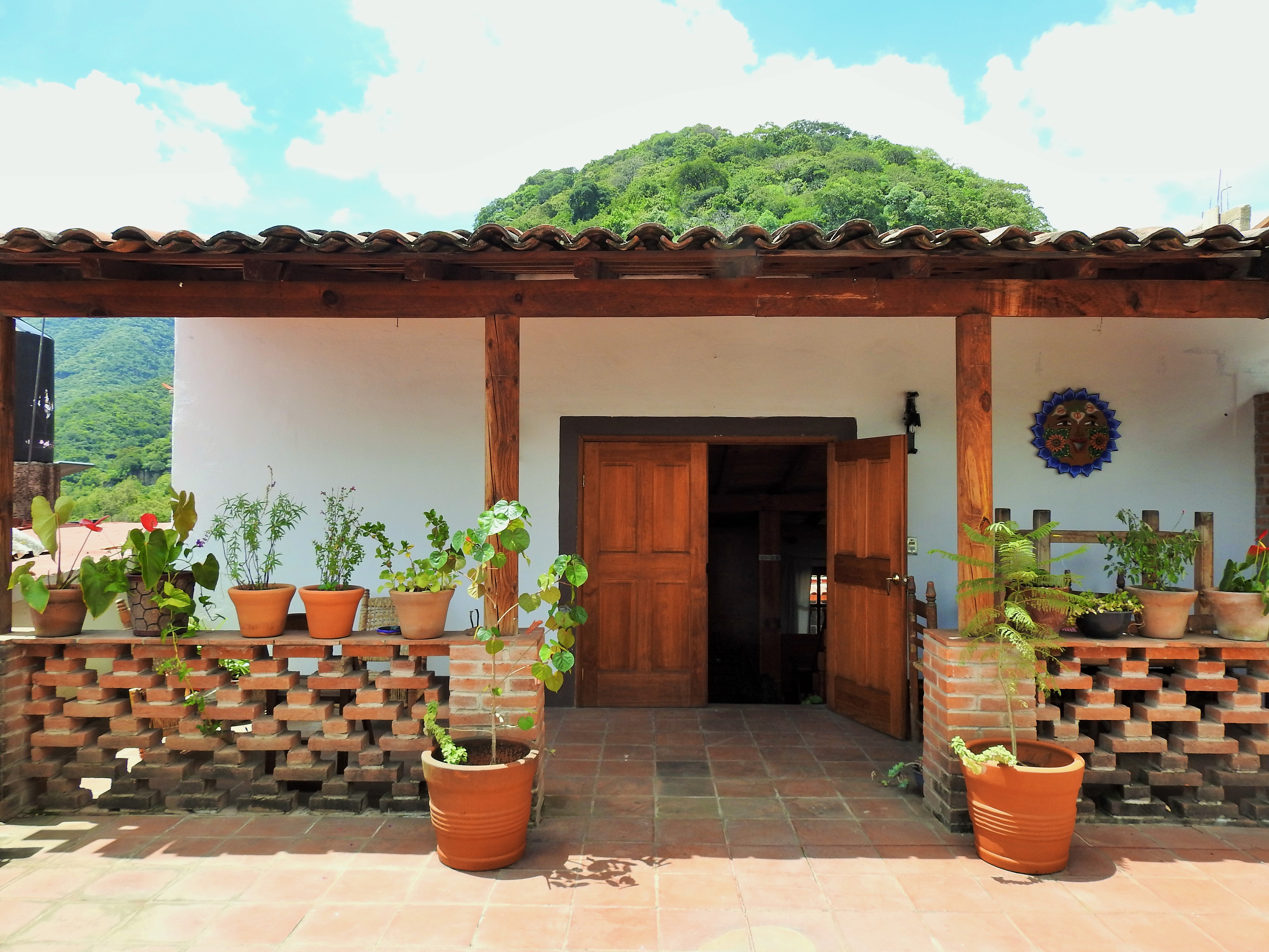 La terraza y entrada a la casita
